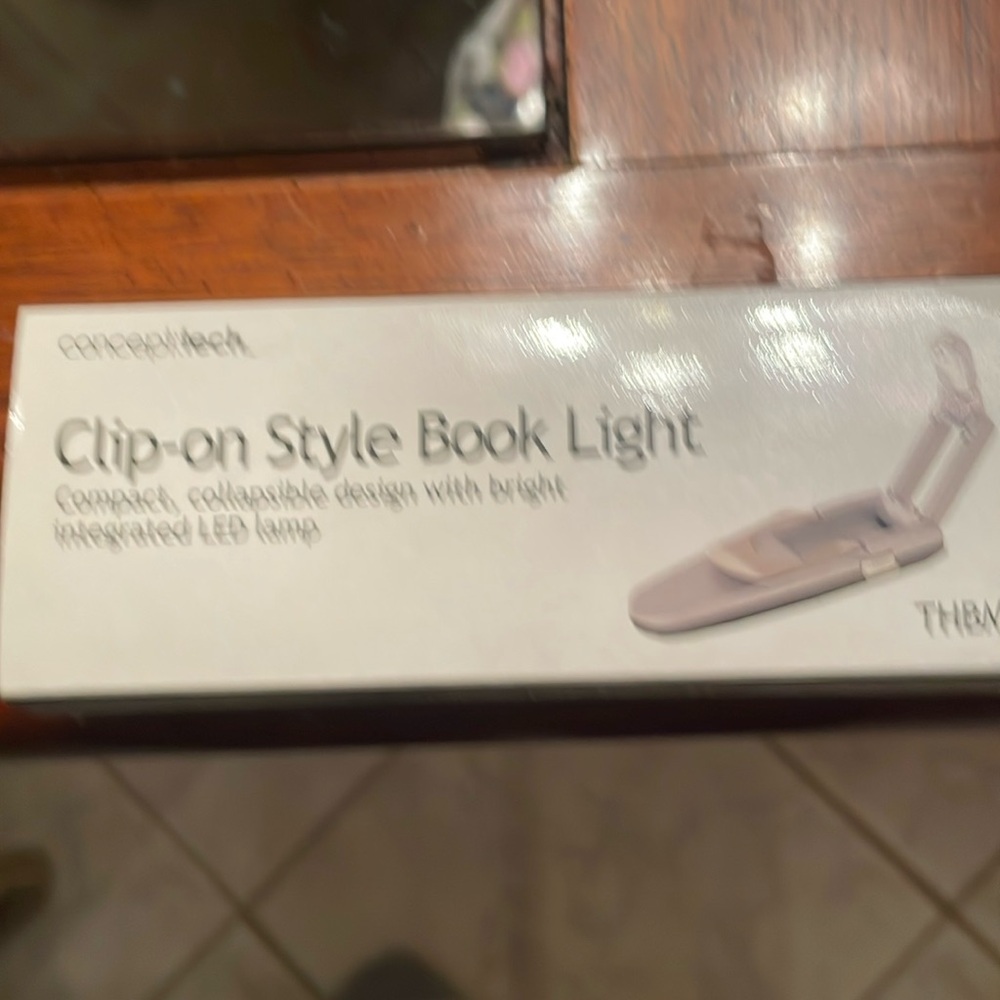 CLIP on STYLEBOOK
LIGHT. Compact collapsible design bright integrated LED Lamp